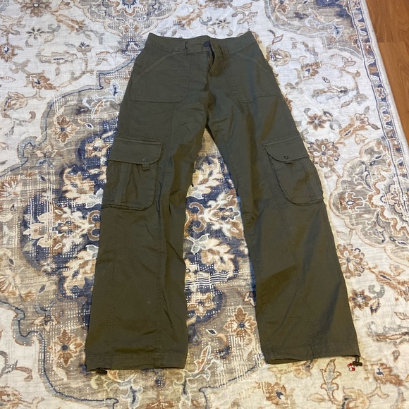 Basically new ( only worn 2-3 times) garage cargo pants, green, size 0 - Picture 1 of 3